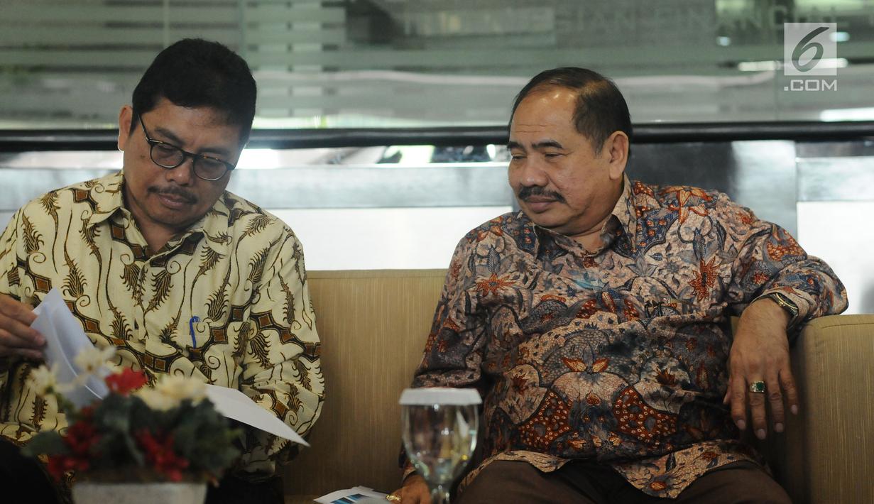 Kepala PPATK Kiagus Ahmad Badaruddin (kanan) saat menghadiri jumpa pers usai pertemuan di Jakarta, Selasa (29/8). Pertemuan beragendakan dua hal penting diantaranya penyampaian progres report atas pelaksanaan MER. (Liputan6.com/Helmi Fithriansyah)  