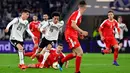 Gelandang Jerman, Leroy Sane, berusaha melewati pemain Serbia pada laga persahabatan di Stadion Volkswagen, Rabu, (20/3). Jerman ditahan imbang 1-1 oleh Serbia. (AFP/Tobias Schwarz)