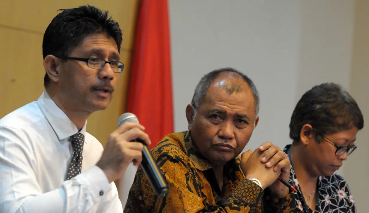 Petugas KPK memberikan keterangan dalam jumpa pers di KPK, Jakarta, Selasa(12/4). Uang sebesar Rp 528 juta ditemukan di ruang kerja Deviyanti, dan uang sejumlah Rp 385 juta di mobil Ojang. (Liputan6.com/Helmi Afandi)
