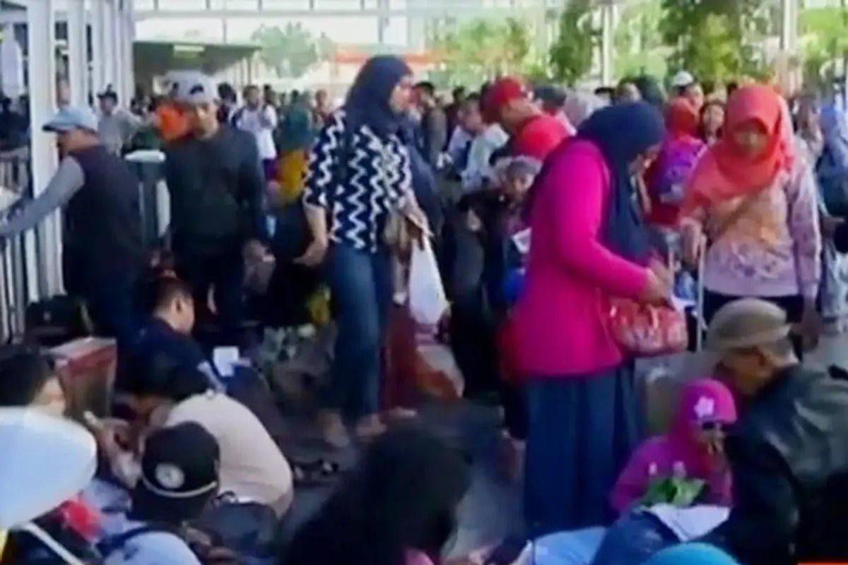 VIDEO: Penumpukan Penumpang di Stasiun Gambir dan Senen