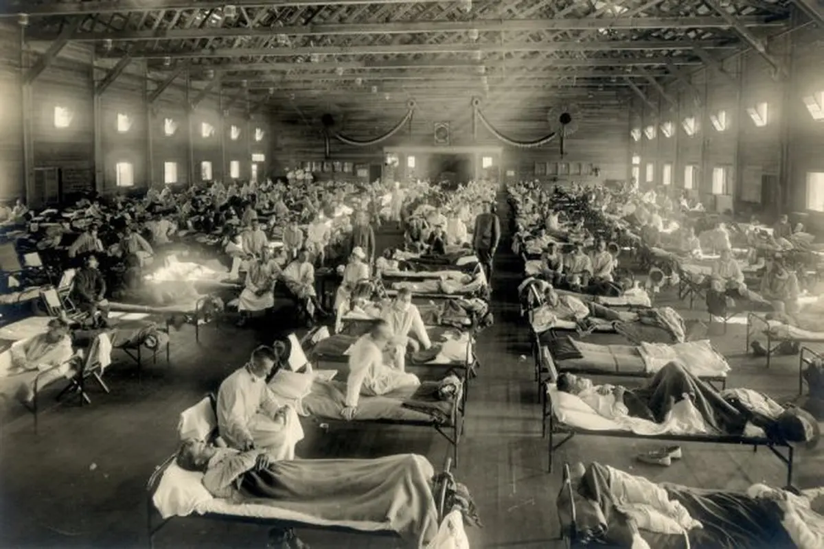 Rumah sakit darurat selama pandemi flu Spanyol, Camp Funston, Kansas, 1918.(foto: Arsip Sejarah Otis, Museum Nasional Kesehatan dan Kedokteran)