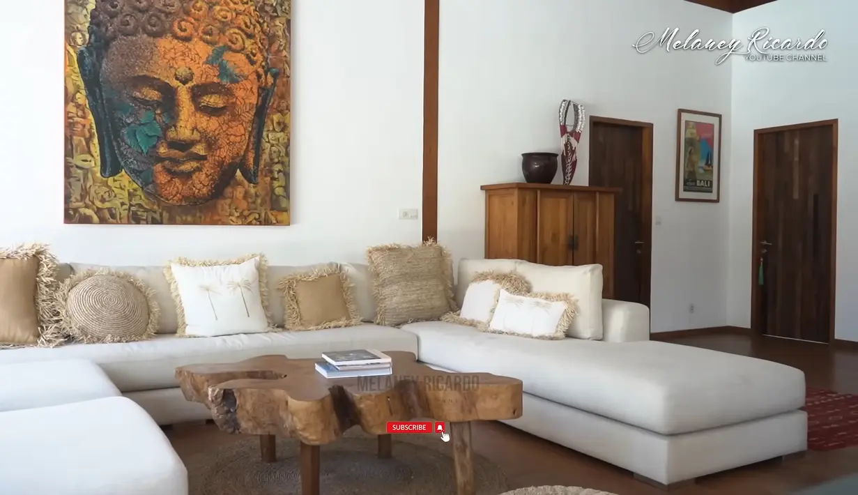 Berlokasi di Bali, Melaney diajak house tour kediaman Indah yang terhampar luas dan megah. [YouTube/Melaney Ricardo]