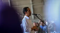 Presiden Jokowi menyampaikan pengarahan saat penyerahan Kartu Indonesia Sehat (KIS) bagi pekerja di PT Dok dan Perkapalan Kodja Bahari, Cilincing, Jakarta, Selasa (28/4/2015). (Liputan6.com/Faizal Fanani)