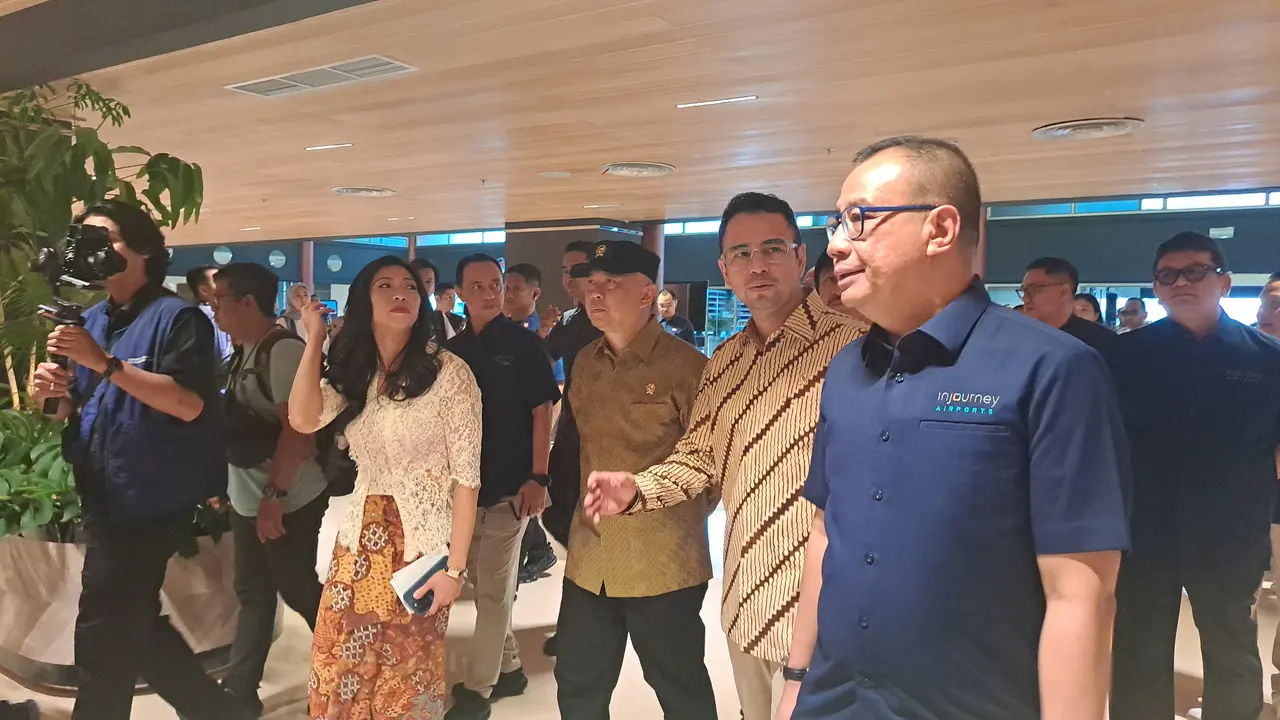 Menhub Dudy Purwagandhi, bersama Raffi Ahmad Utusan Khusus Presiden Bidang Pembinaan Generasi Muda dan Pekerja Seni meninjau angkutan Lebaran, Kamis (27/3/2025). (Foto: Liputan6.com/Pramita P)