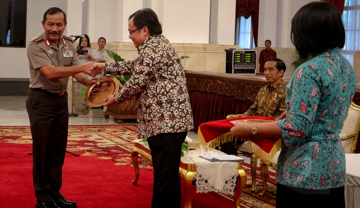 Menkeu Bambang Brodjonegoro memberikan penghargaan kepada Kapolri Jenderal Pol Badrodin Haiti pada acara pemberian penghargaan dalam rangka penerimaan pajak 2015 dari Kementerian Keuangan di Istana Negara, Jakarta, Rabu (20/5) (Liputan6.com/Faizal Fanani)