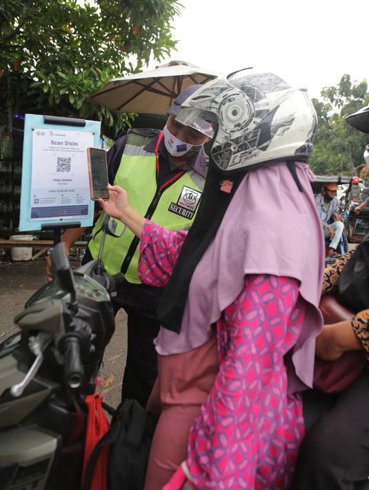 Pengendara motor memindai "barcode" melalui aplikasi PeduliLindungi sebelum memasuki Pasar Anyar di Kota Tangerang, Selasa (26/10/2021). PD Pasar Kota Tangerang memberlakukan penerapan aplikasi PeduliLindungi di dua pasar tradisional, yakni Pasar Anyar dan Pasar Poris. (Liputan6.com/Angga Yuniar)
