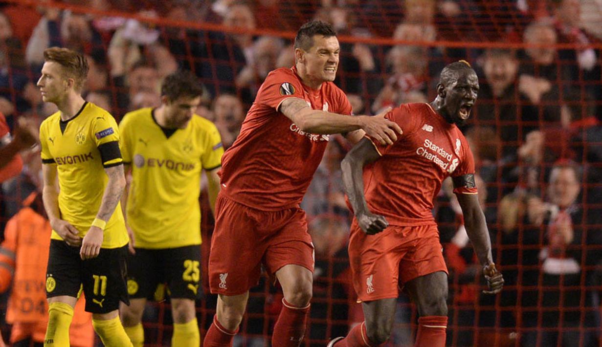 Bek Liverpool, Mamadou Sakho, merayakan gol yang tercipta ke gawang Dortmund pada laga Liga Europa di Stadion Anfield, Inggris, Jumat (15/4/2016) dini hari WIB. Liverpool lolos ke semifinal berkat agregat skor 5-4. (AFP/Oli Scarff)