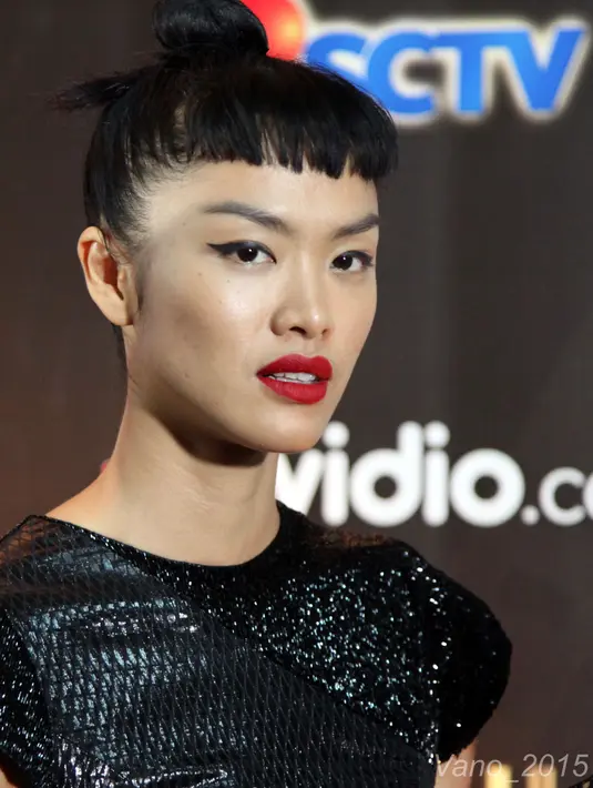 Aktris sekaligus model cantik Kelly Tandiono diberi kepercayaan untuk membacakan nominasi di ajang perfilman bergengsi Festival Film Bandung 2015. (Aldivano/Bintang.com)