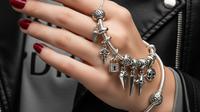 Gelang Pandora Model Rantai Snake dengan Charm Gantung Bold. Foto: Gemini