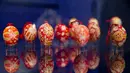  Telur paskah bermotif mirip batik ini dipamerkan di Pameran Telur Dunia (16/04/2014) di museum kota Schwabach, Jerman selatan (AFP Photo/Daniel Karmann).