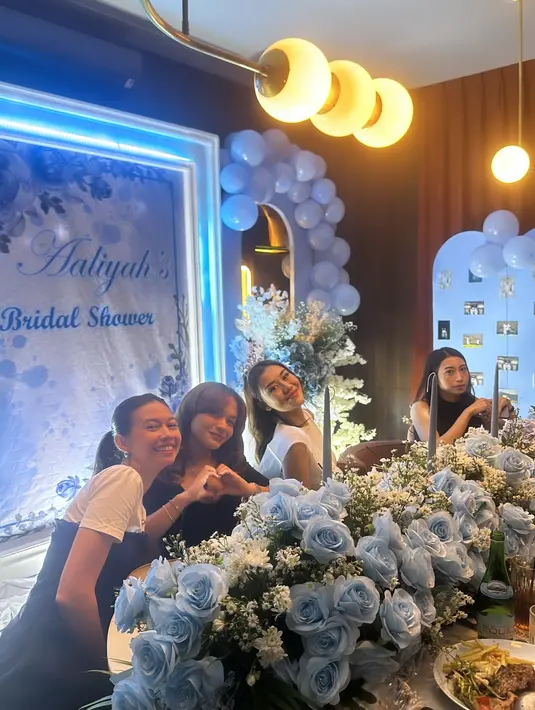 Penampilan Aaliyah Massaid terlihat kontras dengan para sahabatnya di momen bridal shower [@azizahsalsha_]