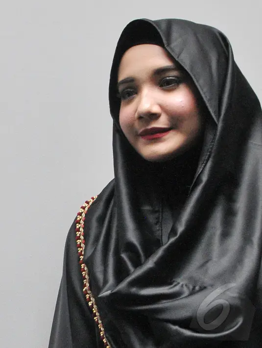 Artis sekaligus desainer Zaskia Sungkar semakin dikenal dengan gaya hijab yang fashionable. Foto diambil di SCTV Tower, Jakarta, pada 11 Mei 2015. (Liputan6.com/Herman Zakharia)