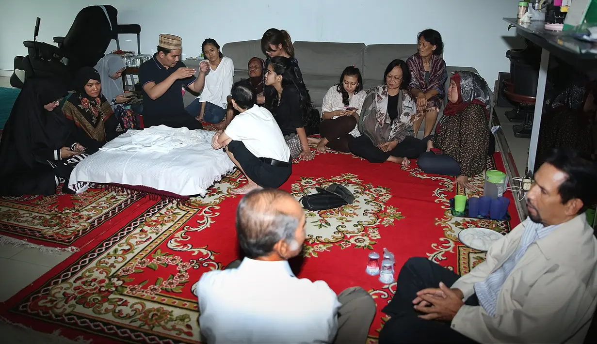 Jenazah Athar disemayamkan di kediaman Bekti dan Dila di jalan Kenanga nomor 18, Radio Dalam, Jakarta Selatan. Suasana pun ramai dengan kedatangan para pelayat yang turut menyampaikan rasa dukanya. (Bambang E. Ros/Bintang.com)
