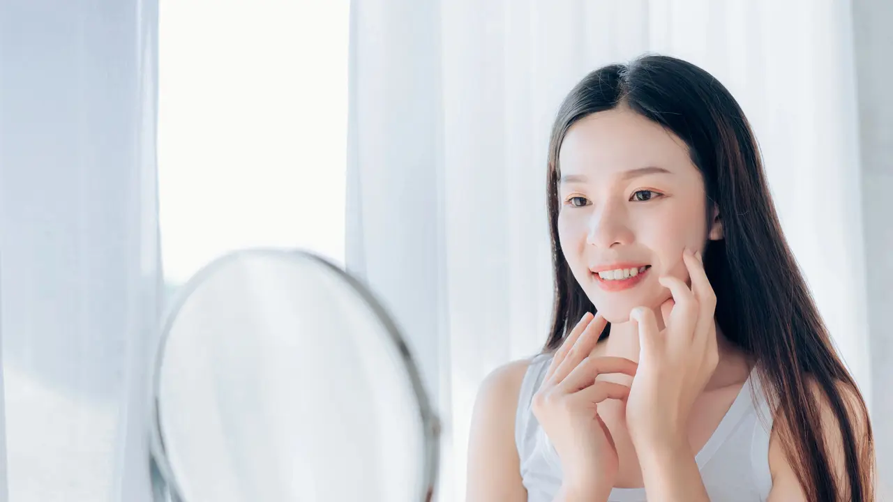 Sunscreen di Dalam Ruangan: Ini Alasan Mengapa Kamu Tetap Wajib Memakainya meski Seharian di Rumah