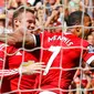 Memphis Depay (kanan) dan Wayne Rooney merayakan gol ke gawang Spurs dalam pertandingan di Stadion Old Trafford, Inggris. Sabtu (8/8/205). (Action Images via Reuters/Darren Staples)