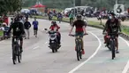 Warga beraktivitas di lingkar luar Stadion Pakansari, Kabupaten Bogor Jawa Barat, Kamis (26/11/2020). Hampir setiap sore kawasan lingkar luar Stadion Pakansari dipenuhi warga yang berolahraga namun sejumlah kendaraan bermotor masih terlihat melintasi area ini. (Liputan6.com/Helmi Fithriansyah)