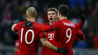 Robert Lewandowski (kanan) beroelukan dengan Arjen Robben dan Thomas Muller usai mencetak gol ke gawang Olympiakos di Allianz Arena, Rabu (25/11/2015) dini hari WIB. (REUTERS/Michael Dalder)