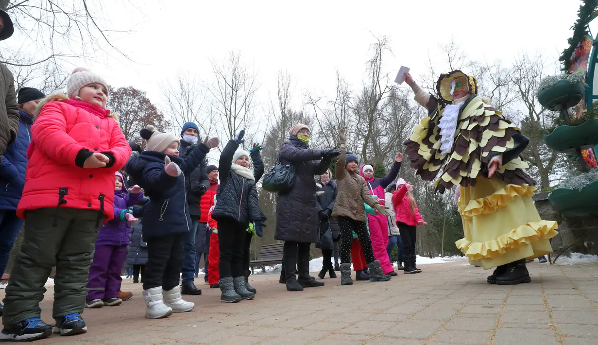 Anak-anak bersenang-senang dalam sebuah pertunjukan untuk menyambut Tahun Baru mendatang di sebuah taman di Minsk, Belarus, pada 27 Desember 2020. (Xinhua/Henadz Zhinkov)