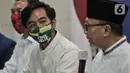 Bakal calon Wali Kota Solo, Gibran Rakabuming Raka (kiri) menyimak Ketua Umum PAN Zulkifli Hasan saat menggelar pertemuan di Jakarta, Rabu (12/8/2020). PAN telah resmi memberikan dukungannya kepada Gibran Rakabuming dan Teguh Prakosa pada Pilkada Solo 2020. (merdeka.com/Iqbal Nugroho)