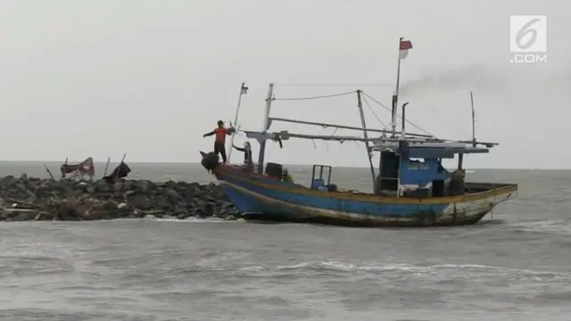 Fenomena gerhana bulan berdampak pada tingginya ombak di Laut Jawa.