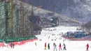 Warga berolahraga ski pada venue yang dipersiapkan sebagai tempat berlangsungnya Olimpiade Musim Dingin 2022 di kawasan Zhangjiakou, Tiongkok, Sabtu (17/1/2015). Zhangjiakou merupakan kota yang berjarak sekitar 140 km dari Beijing. (EPA/Rolex Dela Pena)