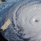 Foto yang dirilis NASA memperlihatkan Badai Florence terlihat dari Stasiun Luar Angkasa Internasional, Rabu (12/9). Pusat Badai Nasional (NHS) menyebut badai Florence memiliki kekuatan dan kecepatan dua kali lipat dari angin topan. (HO / NASA / AFP)