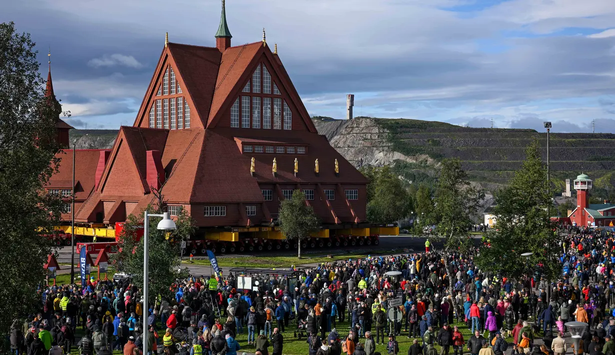 Orang-orang berkumpul untuk menyaksikan pemindahan Gereja Kayu Kiruna di Kiruna, Swedia, pada 19 Agustus 2025. (Jonathan Nackstrand/AFP)