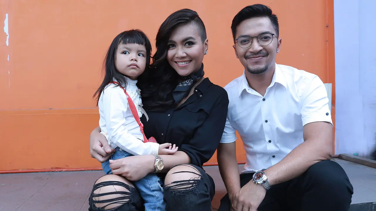 [Bintang] Denada, Shakira, dan Ihsan Tarore