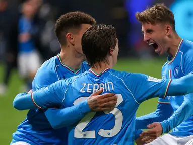 Penyerang Napoli, Alessio Zerbin (23) merayakan golnya bersama timnya selama pertandingan sepak bola semi final Piala Super Italia melawan Fiorentina di Stadion Al-Awwal Park di Riyadh, pada 18 Januari 2024. (Fayez NURELDINE/AFP)