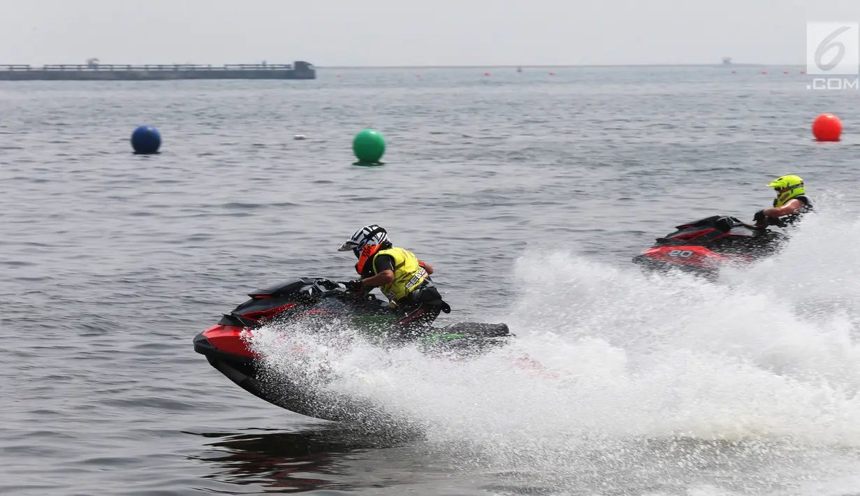 Peserta saat beraksi bermain jetski dalam kejuaraan Bhayangkara Cup Jetski Round 1 di Pantai Mutiara Pluit, Jakarta, Minggu (23/07). Kejuaraan ini sebagai momen untuk mencari bibit baru. (Liputan6.com/Fery Pradolo) 