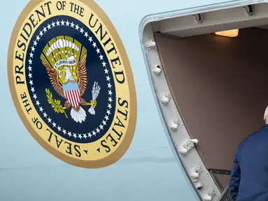 Presiden AS Joe Biden menaiki Air Force One di Pangkalan Gabungan Andrews di Maryland pada tanggal 7 September 2023. (SAUL LOEB/AFP)