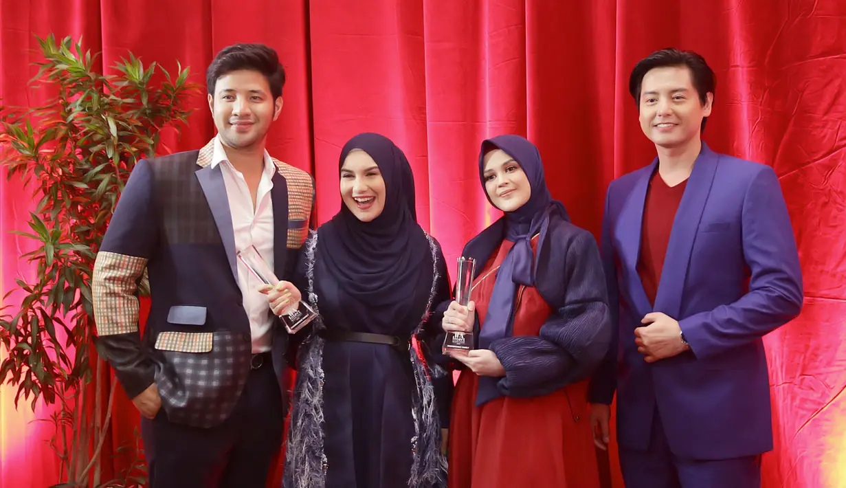 Cut Meyriska dan Roger Danuarta di acara IFA 2020. (Bambang E Ros/Fimela.com)