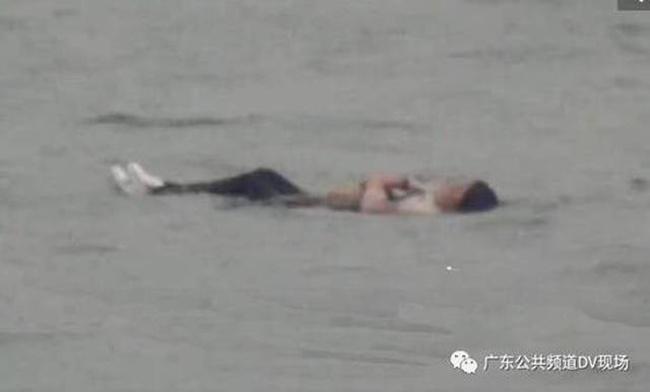 Karena gemuk, tubuh wanita ini hanya mengambang di atas air | Photo: Copyright shanghaiist.com