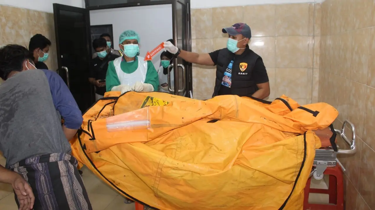 Polisi melakukan pemeriksaan luar bagian tubuh jasad Aditya yang diduga tewas akibat terseret arus sungai selama tiga hari