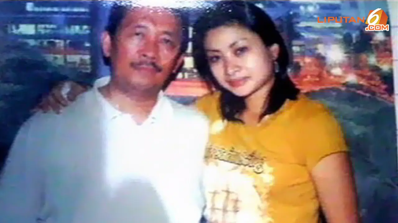 gatot-holly-131015-b.jpg