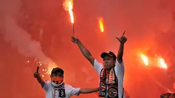 Pendukung Persija Jakarta merayakan gol tim dukungan mereka ke gawang Persijap Jepara dalam laga lanjutan Liga Super Indonesia di Stadion Gelora Bung Karno, Jakarta, Sabtu (29/1). FOTO ANTARA/Ismar Patrizki