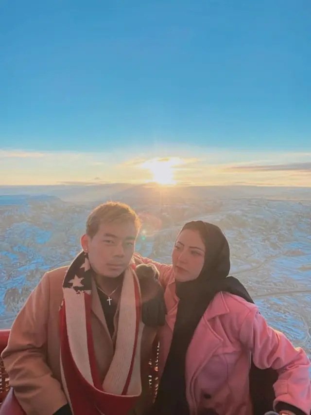 6 Potret Liburan Ayu Aulia di Cappadocia Bareng Zikri Daulay, Tampil Berhijab