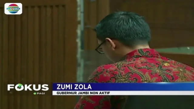 Gubernur Jambi non aktif, Zumi Zola membacakan pledoi dengan berurai air mata. Zola meminta majelis hakim mempertimbangkan hukumannya agar dapat diringankan.