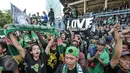 Ribuan suporter Persebaya Surabaya (Bonek) melakukan aksi di Stadion Tugu, Koja, Jakarta Utara, (2/8). Mereka meminta PSSI mengembalikan status Persebaya 1927 sebagai klub yang sah dan ikut perhelatan Liga Indonesia.(Liputan6.com/Yoppy Renato)