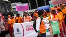 Aksi petugas Dinas Kebersihan Jakarta di Bundaran HI, Minggu (28/12/2014). (Liputan6.com/Faizal Fanani)