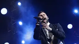 Penampilan Calum Scott di atas panggung Jazz Festival 2019 di Komplek Taman Wisata Candi Prambanan, Jumat (5/7/2019). Pelantun tembang hits berjudul 'You Are The Reason' itu mengaku antusias bisa kembali menyapa penggemarnya di Indonesia. (Fimela.com/Bambang E. Ros)