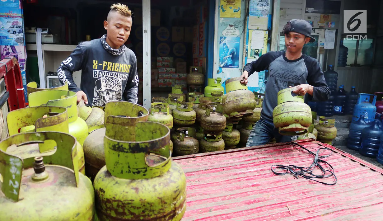 Pekerja memindahkan tabung gas LPG 3 Kg untuk dijual ke warung-warung di salah satu pangkalan LPG kawasan Sunter, Jakarta Utara, Jumat (21/7). Harga Eceran Tertinggi (HET) LPG 3kg di agen dan pangkalan adalah Rp 16.000. (Liputan6.com/Angga Yuniar)
