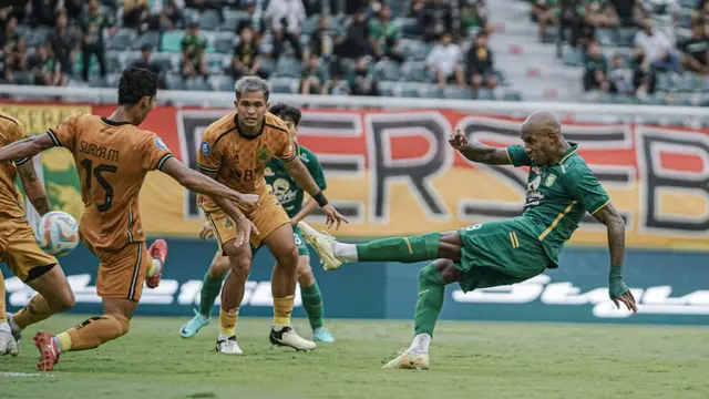 Paulo Henrique saat melepaskan tendangan keras ke gawang Bhayangkara Presisi Indonesia FC. (Foto: Persebaya.id)