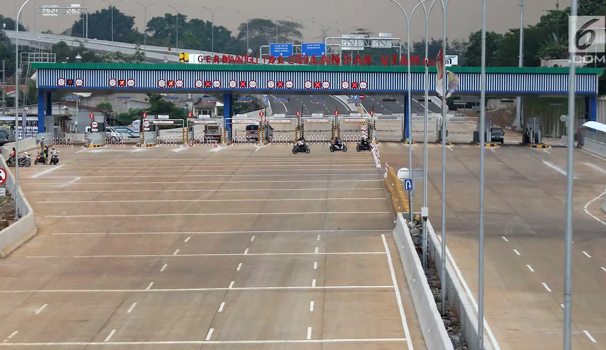 Gerbang Tol Cilandak Utama yang menghubungkan Depok-Antasari di kawasan Cilandak Timur, Jakarta, Minggu (23/9). Tol Depok-Antasari Seksi I sepanjang 5,8 kilometer ini telah rampung dan akan menjalani uji laik fungsi. (Liputan6.com/Immanuel Antonius)