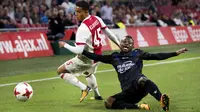 Justin Kluivert (kiri) bersama Ajax Amsterdam. (AFP/Olaf Kraak)