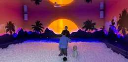Pengunjung dapat menjelajahi berbagai instalasi yang memadukan warna, musik, sentuhan, dan ilusi visual dalam pengalaman bermain multisensori. (Foto/Dok: fimela.com)