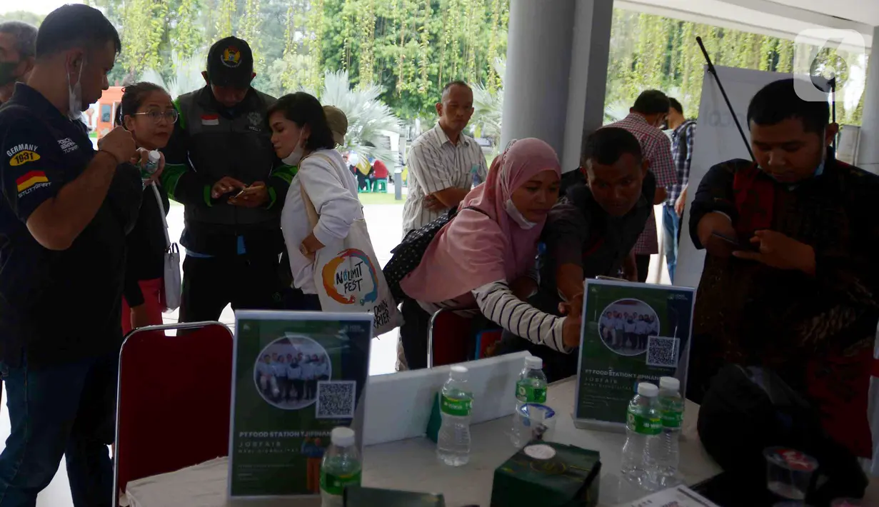 Suasana saat para pelamar kerja disabilitas menghadiri acara Job Fair Disabilitas bertajuk Cinta Disabilitas di Lapangan Banteng, Jakarta, Sabtu (3/12/2022). Acara ini digelar untuk meningkatkan kesadaran terhadap disabilitas di tengah masyarakat, sehingga memiliki akses yang sama dengan non disabilitas dalam pemenuhan kebutuhan dasar hidup. (merdeka.com/Imam Buhori)