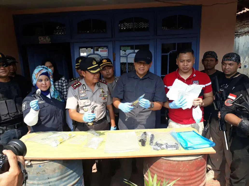 Polisi menggeledah rumah terduga teroris Cirebon IM di Majalengka (Liputan6.com/ Panji Prayitno)