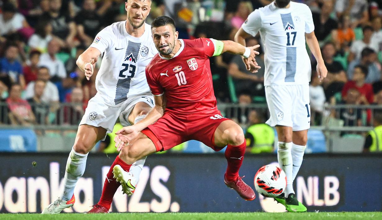 Dušan Tadić merupakan kapten sekaligus pemain dengan caps terbanyak di Timnas Serbia. Sejak debutnya pada Piala Dunia 2018, ia telah membuat 90 penampilan. Tadić menghabisakan empat tahun bersama Southampton sebelum direkrut oleh Ajax Amsterdam pada 2018. Pria 33 tahun itu mampu menemukan kesuksesan sebagai penyerang di skuad berjuluk de Joden. (AFP/Jure Makovec)