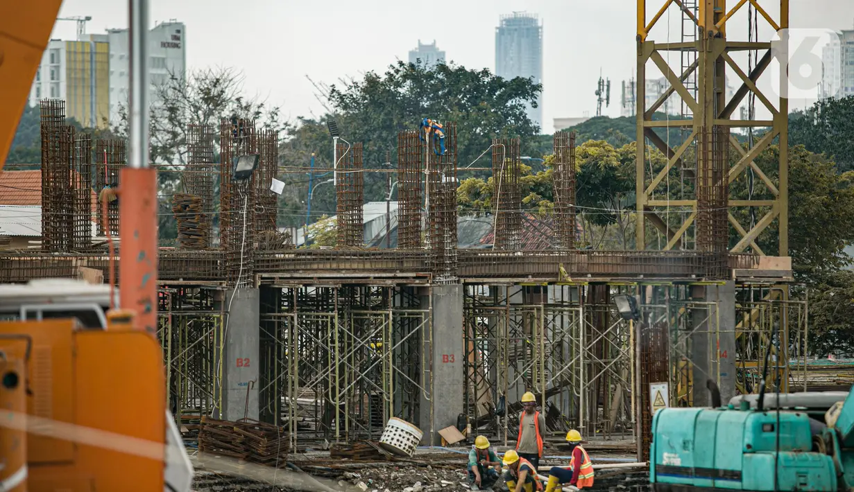 Aktivitas pekerja di lokasi pembangunan Kampung Susun Akuarium di Jakarta, Rabu (17/2/2021). Progres pembangunan Kampung Susun Akuarium tersebut telah mencapai 30 persen dan ditargetkan rampung pada Agustus 2021 mendatang. (Liputan6.com/Faizal Fanani)